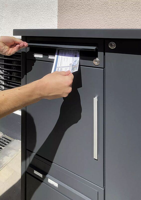 brief--und-paketkastenanlage-ain__shoKAT0067990 Zustellkarte einwerfen.