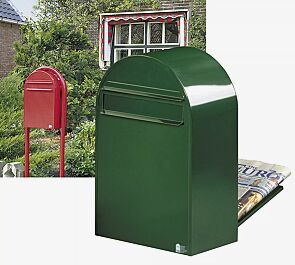 Briefkasten BOBI CLASSIC B mit Bogenständer BOBI ROUND in RAL 3001 signalrot und Briefkasten BOBI CLASSIC B in RAL 6005 moosgrün