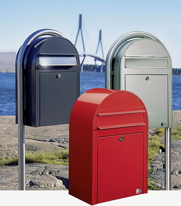 Briefkasten BOBI CLASSIC in RAL 7016 anthrazitgrau mit Edelstahlbogenständer BOBI ROUND (Mehrpreis), Briefkasten BOBI CLASSIC aus Edelstahl mit Edelstahlbogenständer BOBI ROUND und Briefkasten BOBI CLASSIC in RAL 3001 signalrot