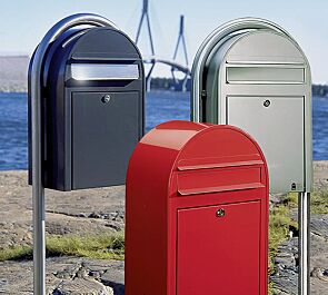 Briefkasten BOBI CLASSIC in RAL 7016 anthrazitgrau mit Edelstahlbogenständer BOBI ROUND (Mehrpreis), Briefkasten BOBI CLASSIC aus Edelstahl mit Edelstahlbogenständer BOBI ROUND und Briefkasten BOBI CLASSIC in RAL 3001 signalrot
