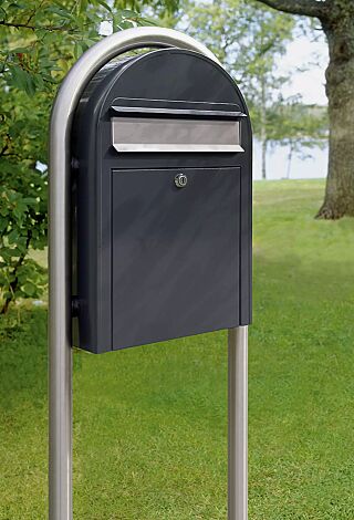 Briefkasten BOBI CLASSIC, in RAL 7016 anthrazitgrau, mit Edelstahlbogenständer BOBI ROUND (Mehrpreis)