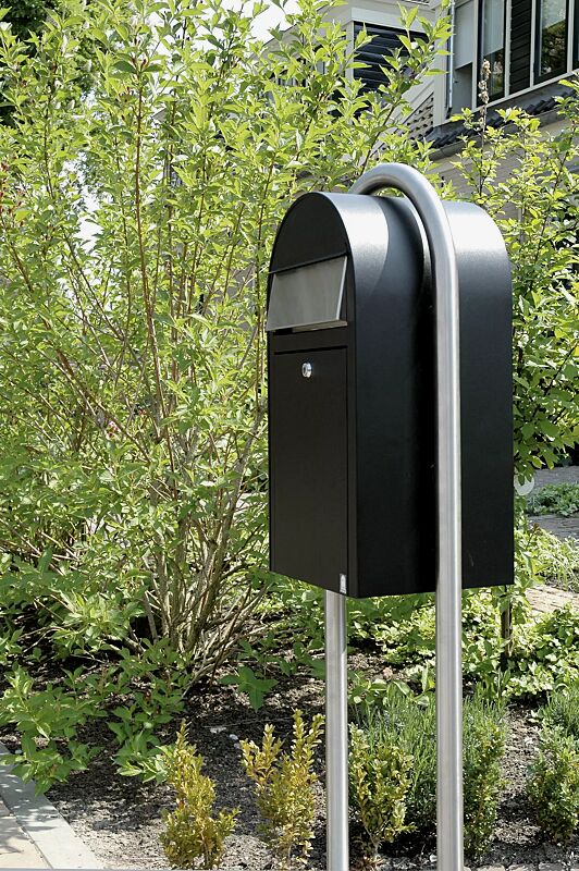 briefkasten-bobi-grande__shoKAT0010211 Briefkasten BOBI GRANDE in schwarzgrün ähnlich RAL 6012 mit Edelstahlbogenständer BOBI ROUND (Mehrpreis)