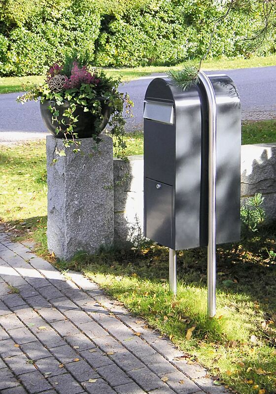 Briefkasten BOBI JUMBO in RAL 7016 anthrazitgrau mit Edelstahlbogenständer BOBI ROUND (Mehrpreis)
