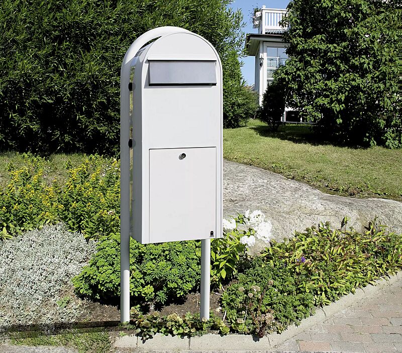 Briefkasten BOBI JUMBO mit Bogenständer BOBI ROUND in RAL 9016 verkehrsweiß
