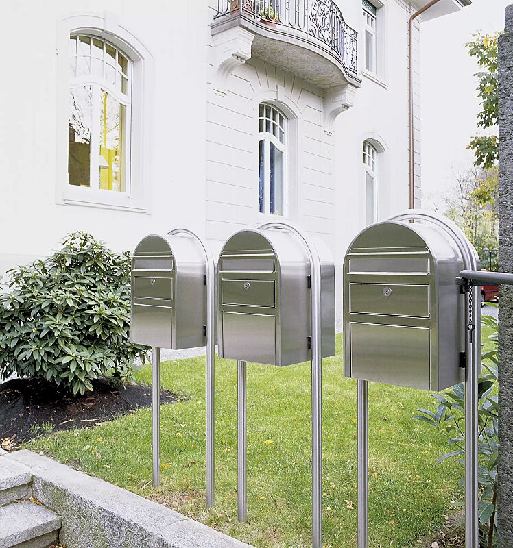 briefkasten-bobi-swiss__shoKAT0038242 3 Briefkästen BOBI SWISS, mit Bogenständer BOBI ROUND, aus Edelstahl