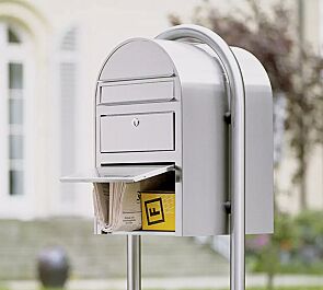 <div id="container" class="container">Briefkasten BOBI SWISS mit Bogenständer BOBI ROUND, aus Edelstahl</div>