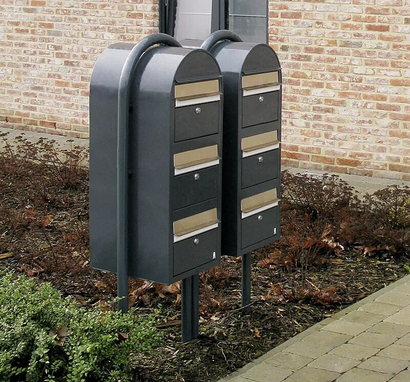 2 Briefkästen BOBI TRIO mit Bogenständer BOBI ROUND in RAL 7016 anthrazitgrau