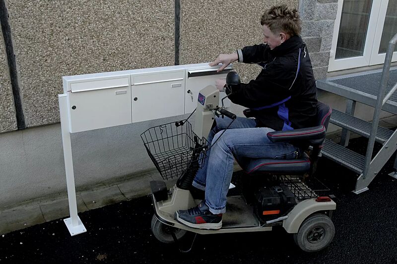 briefkastenanlage-bretagne__shoKAT0012715 Behindertengerechte Briefkastenanlage BRETAGNE mit 3 Briefkästen, zum Aufdübeln (Mehrpreis), in RAL 9016 verkehrsweiß