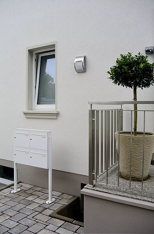 briefkastenanlage-bretagne__shoKAT0036832 Briefkastenanlage BRETAGNE, mit 4 Briefkästen, zum Aufdübeln (Mehrpreis), in RAL 9016 verkehrsweiß