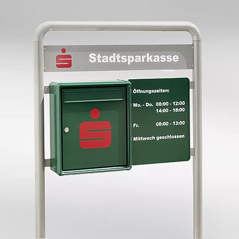 Sonderanlage, Großraumbriefkasten (455 x 390 x 100 mm) mit Profilverkleidung, Alu-Rundrohrständer-System mit Textpaneel und zusätzlichem Hinweisschild, zum Einbetonieren