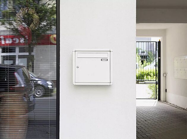 Aufputzanlage NIZZA NEW mit 1 Briefkasten, in RAL 9016 verkehrsweiß