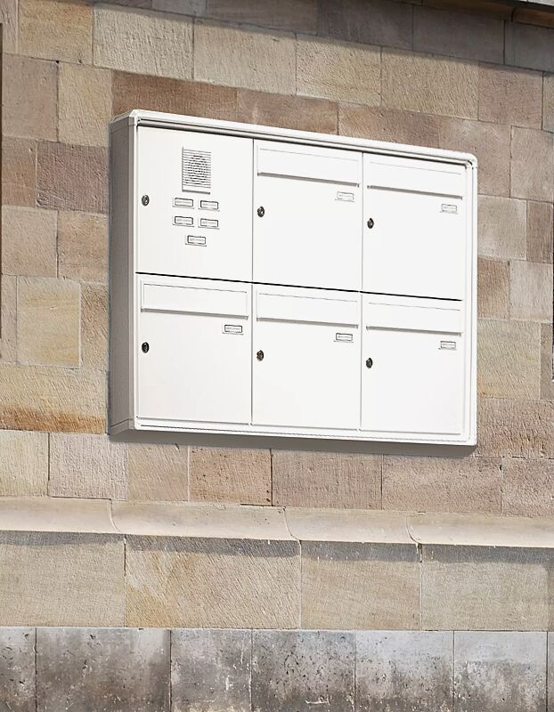 briefkastenanlage-nizza__shoKAT0015549 Aufputzanlage NIZZA, mit 5 Briefkästen, 1 Installationskasten (325 x 390 x 100 mm) mit 5 Klingeltasten und 1 Sprechgitter, in RAL 9016 verkehrsweiß