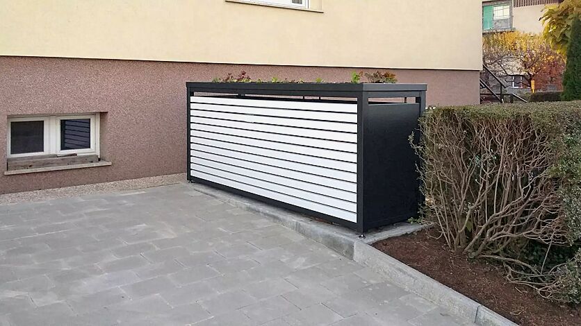 Universaldepot STYLEOUT® LINIS STORE, Rückansicht, Aluminiumkonstruktion in RAL 7016 anthrazitgrau, auftragsbezogene Anpassung Rückwand mit Lamellen in RAL 9003 signalweiß