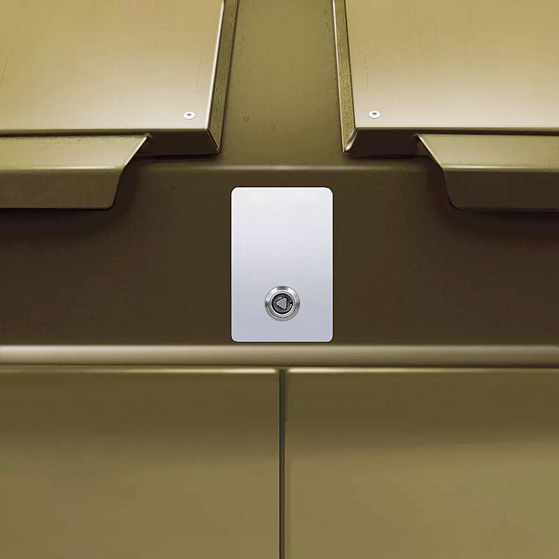 containerbox-swanley__shoKAT0052740 Detail: zentrale Schließung der Entnahmetür mittels Dreikant-Mittelverschluss aus Edelstahl