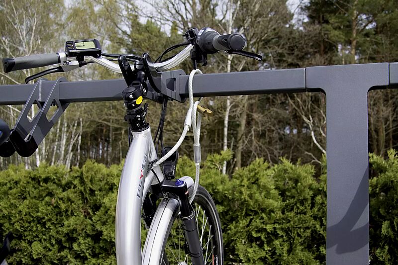 design-lenkerhaltesystem-unit__shoKAT0022116 Sicherungsseil zum sicheren Abschließen: durch das Vorderrad durchziehen und die Endschlaufe mit der Seilanfangsschlaufe mittels bauseitigem Vorhängeschloss sichern