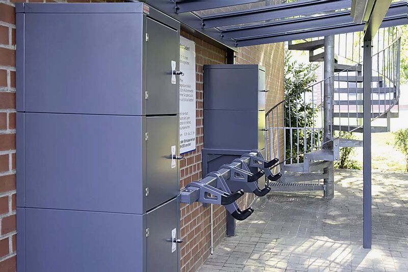 design-lenkerhaltesystem-unit__shoKAT0052340 Design-Lenkerhaltersystem UNIT einseitig, 6 Stellplätze, in RAL 7024 graphitgrau, integriert in Fahrradüberdachung PEGASUS mit Schließfachanlage SECURE