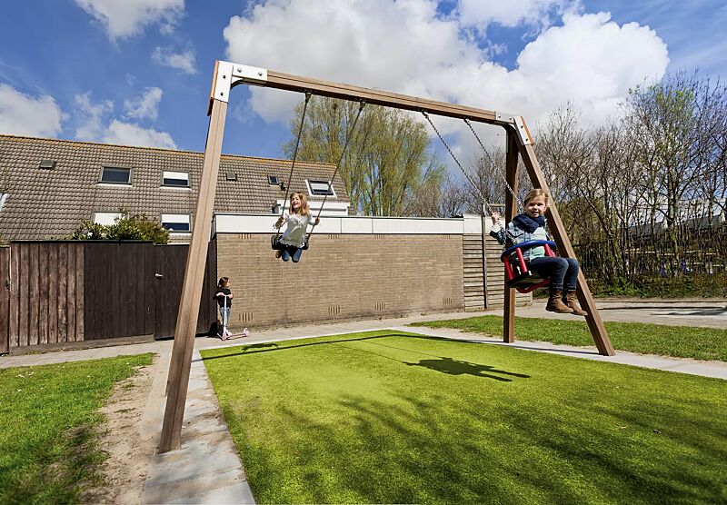 doppelschaukel-sway__shoKAT0053359 Doppelschaukel SWAY mit Standard-Sicherheitsschaukelsitz und Kleinkind-Sicherheitssitz, Schaukelbalken aus Holz