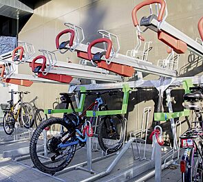 Doppelstock-Fahrradparksystem EASYLIFT 500 D-E mit Lademöglichkeit für E-Bikes