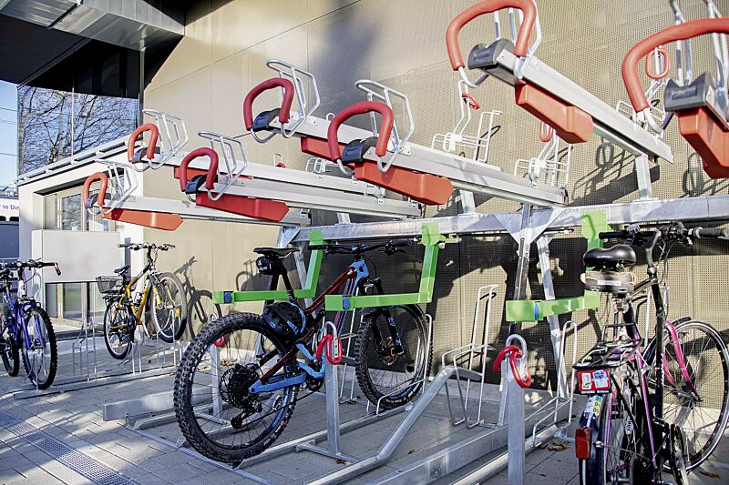 Doppelstock-Fahrradparksystem EASYLIFT 500 D-E mit Lademöglichkeit für E-Bikes