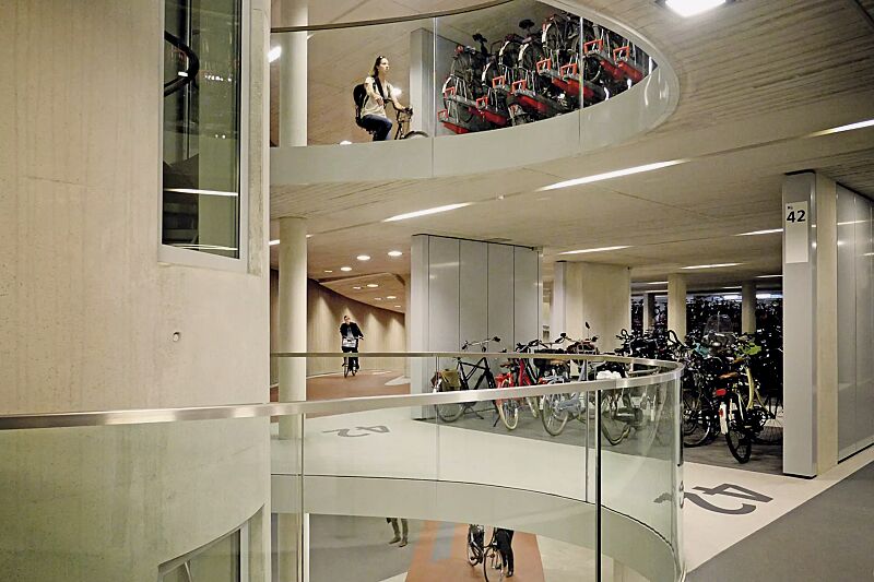 doppelstock-fahrradparksystem-easylift-capacity__shoKAT0067438 Doppelstock-Fahrradparksystem EASYLIFT CAPACITY mit kundenspezifischer Aufstellung