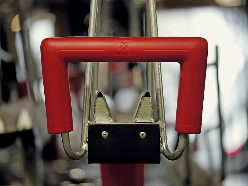 doppelstock-fahrradparksystem-easylift-capacity__shoKAT0067443 Doppelstock-Fahrradparksystem EASYLIFT CAPACITY, Detailansicht Handgriff in RAL 3000 feuerrot