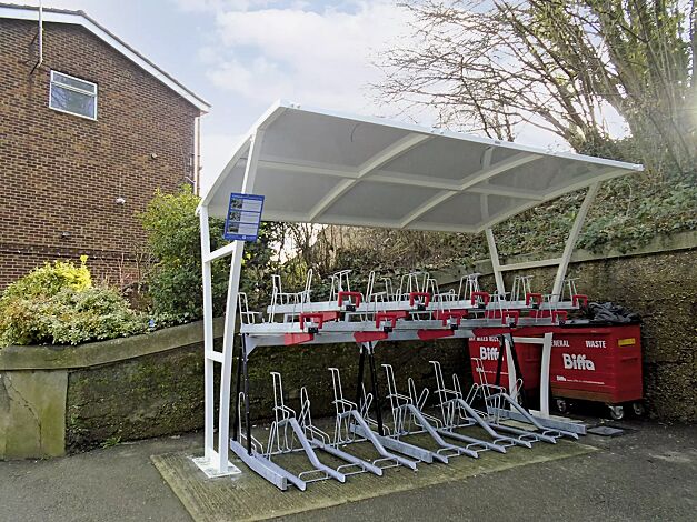 Doppelstock-Fahrradparksystem EASYLIFT CAPACITY bestehend aus 8 Stellplätzen und 12 Stellplätzen mit kundenspezifischer Anpassung (Seitenteile mit Beschichtung)