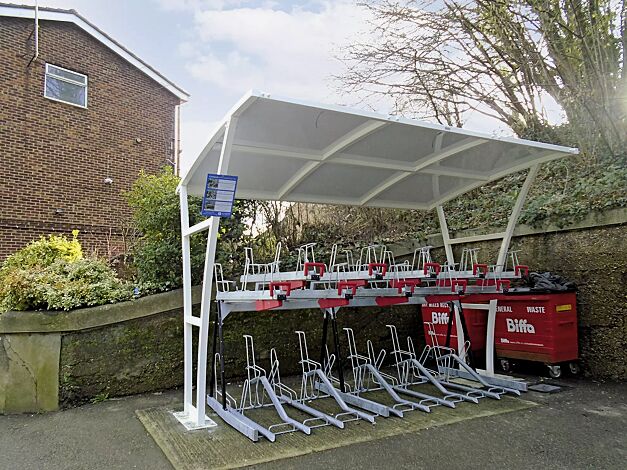 Doppelstock-Fahrradparksystem EASYLIFT CAPACITY bestehend aus 8 Stellplätzen und 12 Stellplätzen mit kundenspezifischer Anpassung (Seitenteile mit Beschichtung)