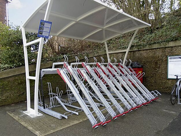 Doppelstock-Fahrradparksystem EASYLIFT CAPACITY bestehend aus 8 Stellplätzen und mit 12 Stellplätzen mit kundenspezifischer Anpassung (Seitenteile mit Beschichtung), obere Einstellebene abgekippt