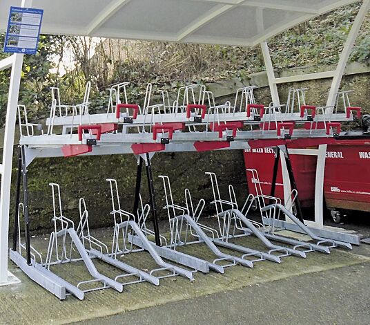 Doppelstock-Fahrradparksystem EASYLIFT CAPACITY bestehend aus 8 Stellplätzen und 12 Stellplätzen mit kundenspezifischer Anpassung (Seitenteile mit Beschichtung)