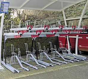 Doppelstock-Fahrradparksystem EASYLIFT CAPACITY bestehend aus 8 Stellplätzen und 12 Stellplätzen mit kundenspezifischer Anpassung (Seitenteile mit Beschichtung)