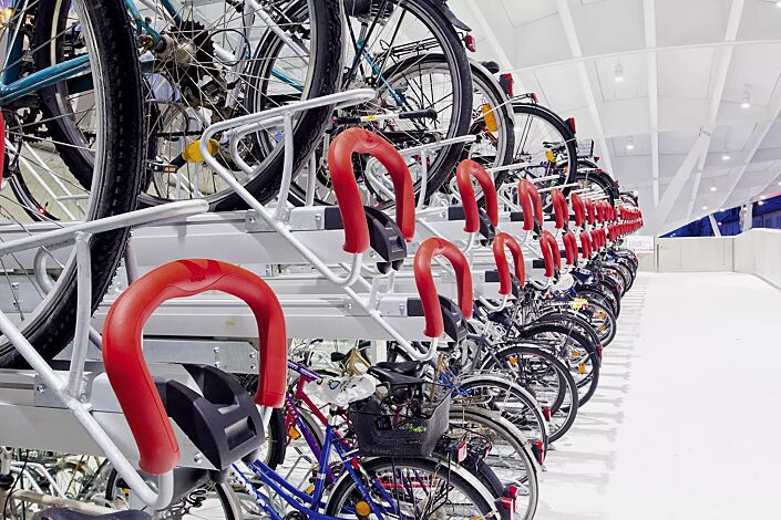 Doppelstock-Fahrradparksystem EASYLIFT PREMIUM mit kundenspezifischer Aufstellung