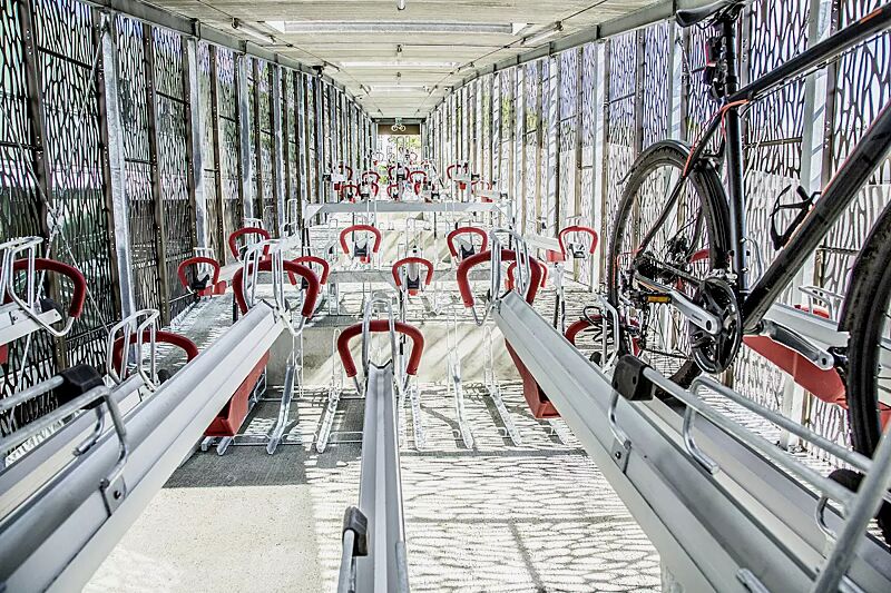 doppelstock-fahrradparksystem-easylift-premium__shoKAT0067475 Doppelstock-Fahrradparksystem EASYLIFT PREMIUM mit kundenspezifischer Aufstellung