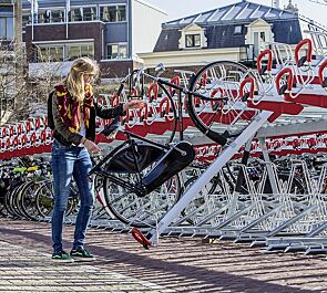 Doppelstock-Fahrradparksystem EASYLIFT PREMIUM mit kundenspezifischer Aufstellung