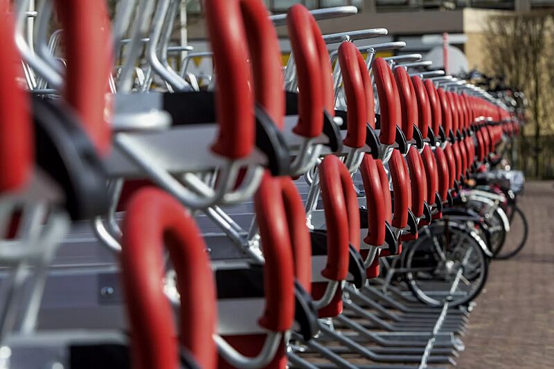 doppelstock-fahrradparksystem-easylift-premium__shoKAT0067478 Doppelstock-Fahrradparksystem EASYLIFT PREMIUM mit kundenspezifischer Aufstellung
