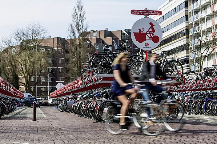 Doppelstock-Fahrradparksystem EASYLIFT PREMIUM mit kundenspezifischer Aufstellung