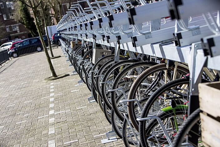 Doppelstock-Fahrradparksystem EASYLIFT PREMIUM mit kundenspezifischer Aufstellung