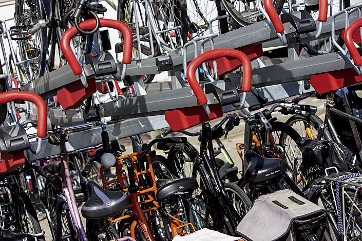 Doppelstock-Fahrradparksystem EASYLIFT PREMIUM mit kundenspezifischer Aufstellung