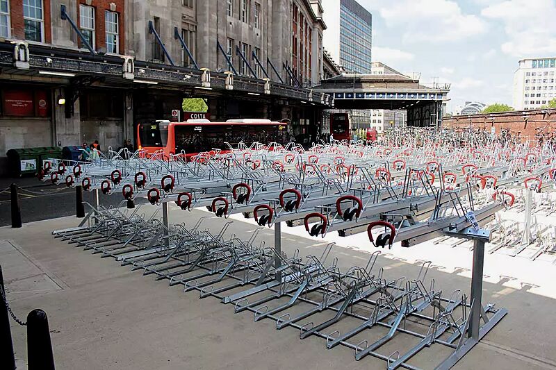 doppelstock-fahrradparksystem-easylift-premium__shoKAT0067485 Doppelstock-Fahrradparksystem EASYLIFT PREMIUM mit kundenspezifischer Aufstellung