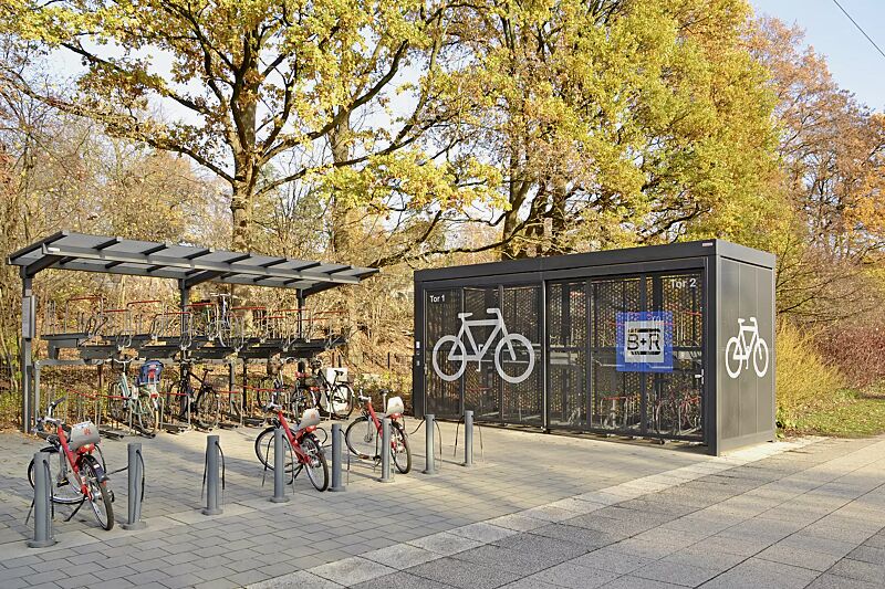 doppelstock-fahrradparksystem-flexhub__shoKAT0059021 Doppelstock-Fahrradparksystem FLEXHUB, Stahlkonstruktion in DB 703, Fahrradüberdachung TUCANA mit auftragsbezogener Anpassung, Dachbreite x Dachtiefe 7600 mm x 2500 mm und MULTIPORT® Rad mit auftragsbezogener Anpassung, Dachbreite x Dachtiefe 6500 mm x...