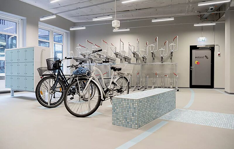 doppelstock-fahrradparksystem-flexhub__shoKAT0068546 Doppelstock-Fahrradparksystem FLEXHUB, feuerverzinkte Stahlkonstruktion, Schließfachanlage SECURE, 12 Schließfächer mit Elektroinstallation, inklusive Unterzug und Stützen zum Aufdübeln, Stahlkonstruktion in RAL 7035 lichtgrau bzw. RAL 6034 pastelltürk...