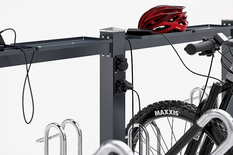 e-bike-ladestation-irving-power__shoKAT0073237 Detail: spritzwassergeschützte Schuko-Steckdosen