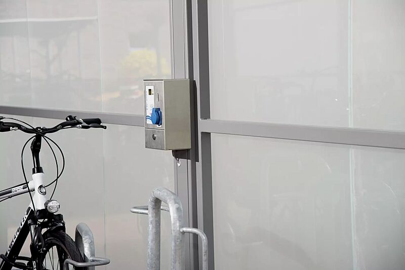 elektroroller---e-bike-ladestation-moneda__shoKAT0040486 E-Bike-Ladestation MONEDA, Typ ETC 1000 mit LED-Anzeige