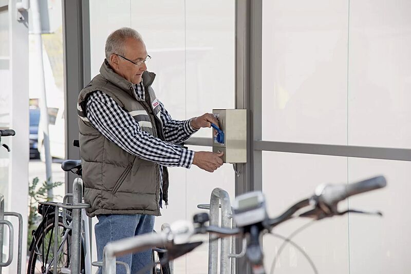 elektroroller---e-bike-ladestation-moneda__shoKAT0040488 E-Bike-Ladestation MONEDA, Typ ETC 1000 mit LED-Anzeige