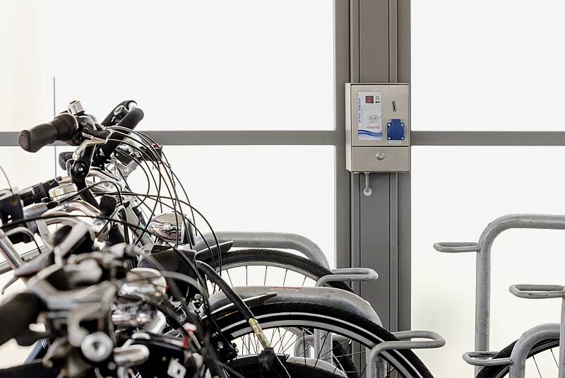 elektroroller---e-bike-ladestation-moneda__shoKAT0065819 E-Bike-Ladestation MONEDA, Typ ETC 1000 mit LED-Anzeige