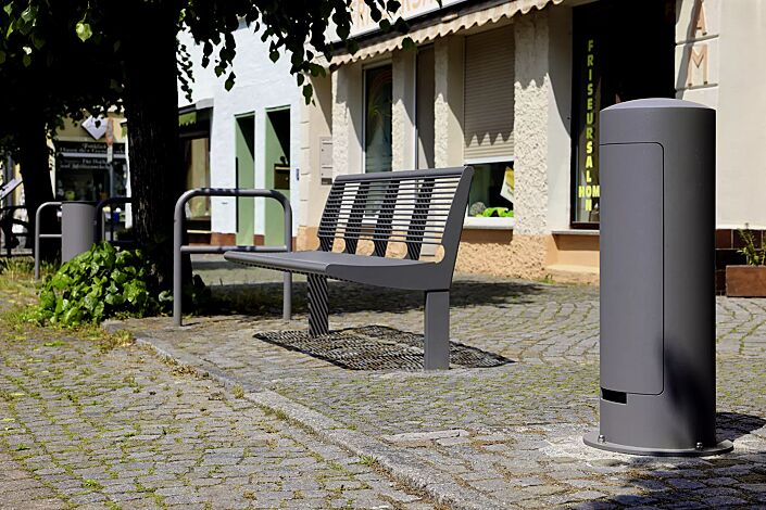 Energie-Versorgungspoller GETAFE in DB 702 eisenglimmer, sowie Sitzbank CARPI und Anlehnbügel FLORIDA