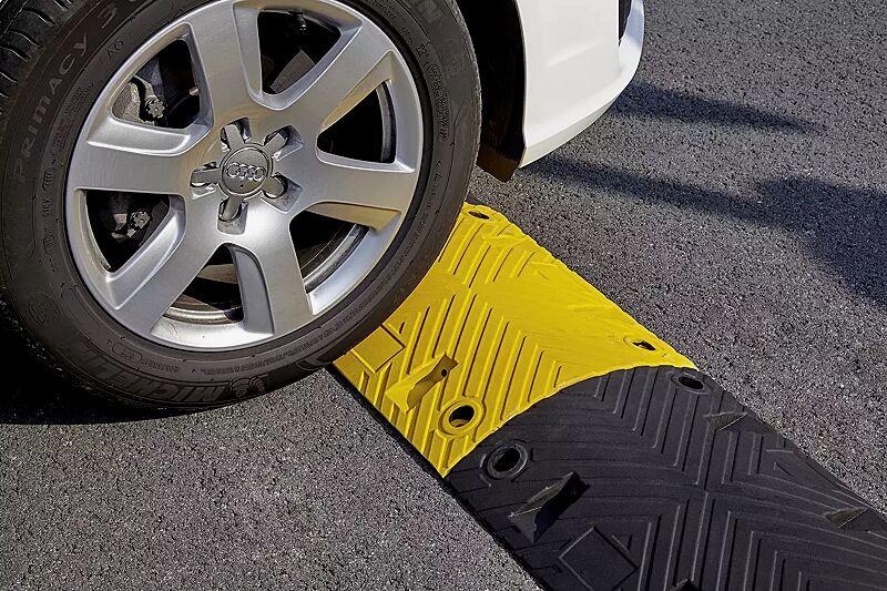 fahrbahnschwelle-kamp__shoKAT0041505 Fahrbahnschwellen KAMP aus Recyclinggummi