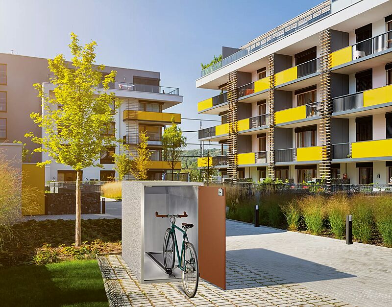 fahrradgarage-arlington__shoKAT0067918 Fahrradgarage ARLINGTON, Korpus Sichtbeton gewaschen, perlgrau, Türblatt RAL 8002 signalbraun, Führungsschiene, Kastenschloss mit Notentriegelung von innen