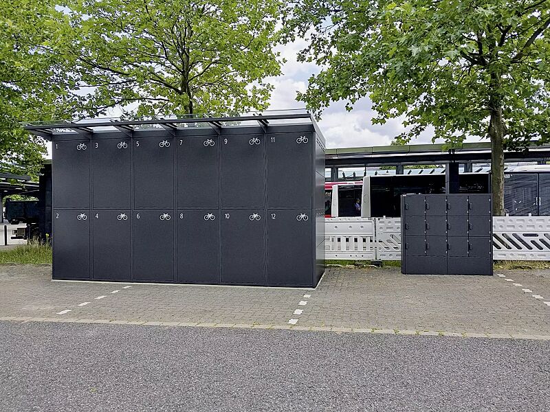 Fahrradgarage FULLERTON-E für 12 Fahrräder, doppelstöckig, für Zugangs- und Buchungssystem SmartBikeBox®, Höhe x Breite x Tiefe 2856 mm x 5287 mm x 2100 mm, Vordach aus VSG, Klarglas, Stahlkonstruktion in DB 703 eisenglimmer, Beschriftung gegen Mehrpre...