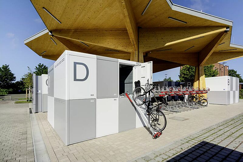 Fahrradgarage FULLERTON-E, 8 Anlagen mit jeweils 8 Boxen, doppelstöckig, Höhe x Breite x Tiefe 2885 mm x 3611 mm x 2100 mm, inklusive Zugangs- und Buchungssystem SmartBikeBox®, Stahlkonstruktion in RAL 9006 weißaluminium bzw. RAL 9003 signalweiß, Besch...