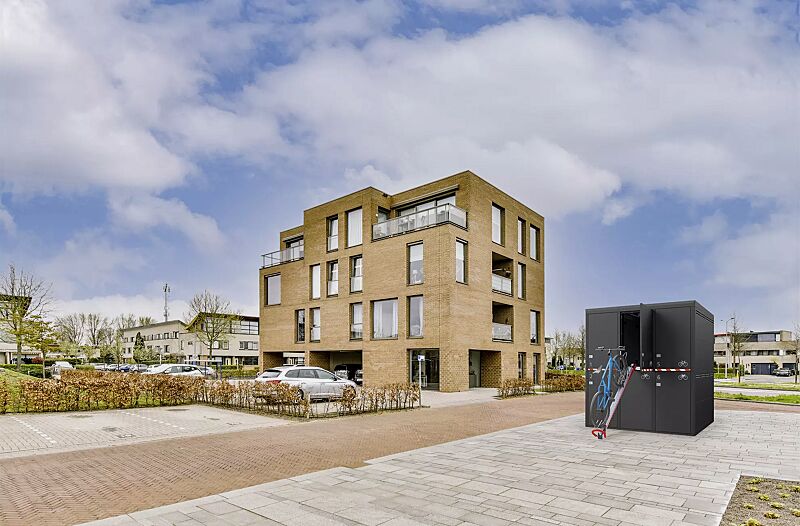 fahrradgarage-fullerton-pin__shoKAT0072572 Fahrradgarage FULLERTON-PIN für 6 Fahrräder, doppelstöckig, Höhe x Breite x Tiefe 2885 mm x 2738 mm x 2100 mm, mit Sicherheitsmarkierung, Stahlkonstruktion in RAL 7016 anthrazitgrau, Beschriftung gegen Mehrpreis